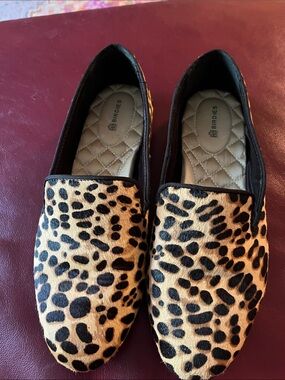 Birdies Leopard-Print Slip-On Loafers in Tan and Black, haircalf upper, size 8